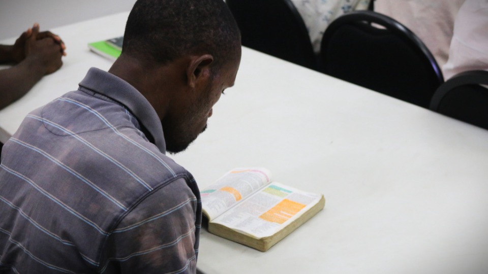 Young-Papua-New-Guinean-man-studies-the-scriptures.